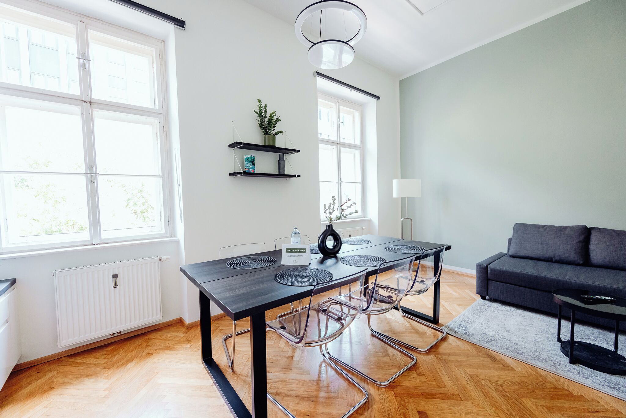 Perhehuoneisto, parveke, näköala pihalle | Ruokailu omassa huoneessa