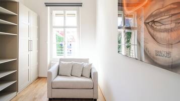 Luxury Apartment, City View | Peti besi dalam bilik, langsir/tirai gelap terus