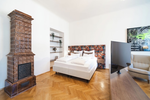 Departamento de lujo, vista a la ciudad | Caja de seguridad en la habitación y cortinas blackout