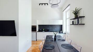 Familienapartment, Balkon, Blick auf den Innenhof | Essbereich im Zimmer