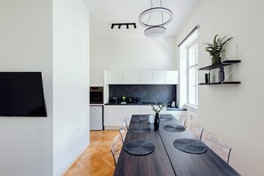 Departamento familiar, balcón, vista al patio | Servicio a la habitación