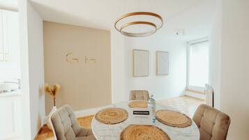 Deluxe-Apartment, Balkon, Blick auf den Innenhof | Wohnbereich