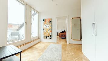 Deluxe-Apartment, Balkon, zum Innenhof hin | Wohnbereich