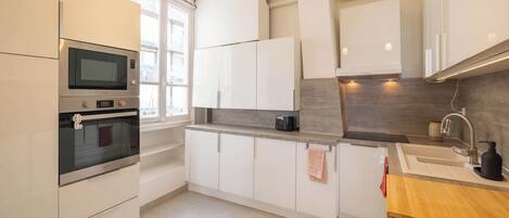 ثلاجة، ميكروويف، فرن، موقد طهي مسطح