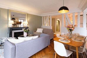 TV, fireplace