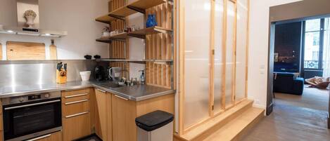 Frigorifero, microonde, piano cottura, lavastoviglie