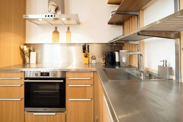 Coffee/tea maker, fridge, microwave, stovetop