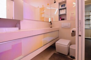 Shower, hair dryer, towels, shampoo
