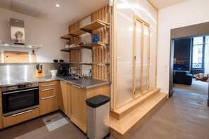 Fridge, microwave, stovetop, dishwasher