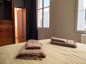 2 habitaciones, tabla de planchar con plancha, wifi y ropa de cama