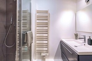 Shower, towels, shampoo
