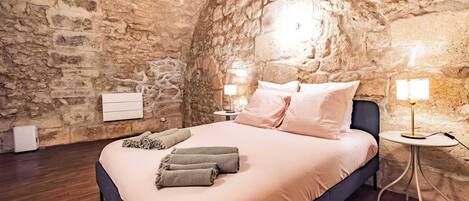 1 habitación, tabla de planchar con plancha, wifi y ropa de cama