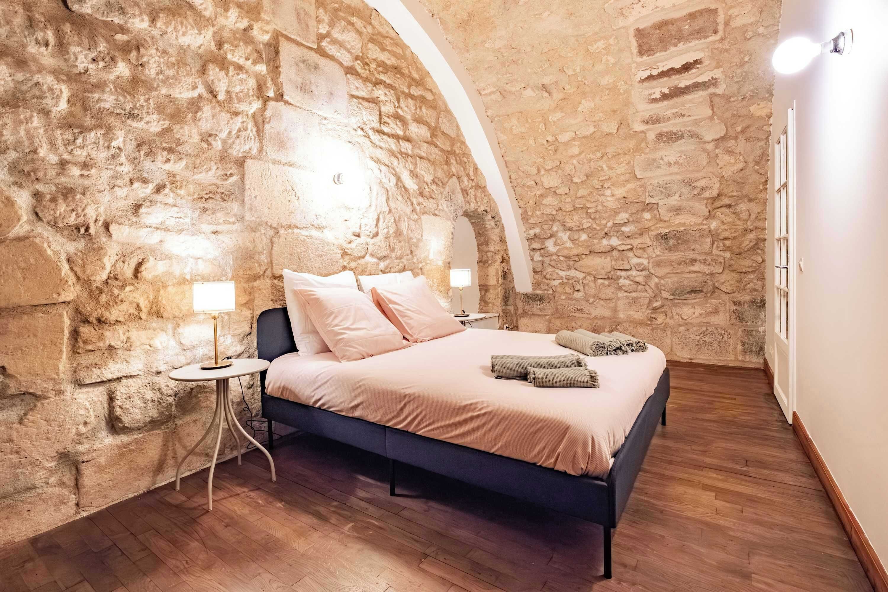 1 غرفة نوم ومكواة/لوح كي وواي فاي وملاءات أسرّة