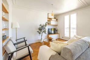 TV - 6 Guests Duplex - Martyrs Village with view (Paris)