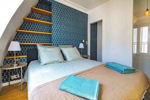 2 bedrooms, Internet, bed sheets - 6 Guests Duplex - Martyrs Village with view (Paris)