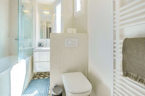 Shower, hair dryer, towels - 6 Guests Duplex - Martyrs Village with view (Paris)