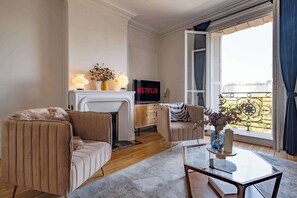 TV, fireplace - Luxury Flat Eiffel View 3BR 7 Guests (Paris)