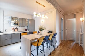 Fridge, microwave, oven, stovetop - Luxury Flat Eiffel View 3BR 7 Guests (Paris)