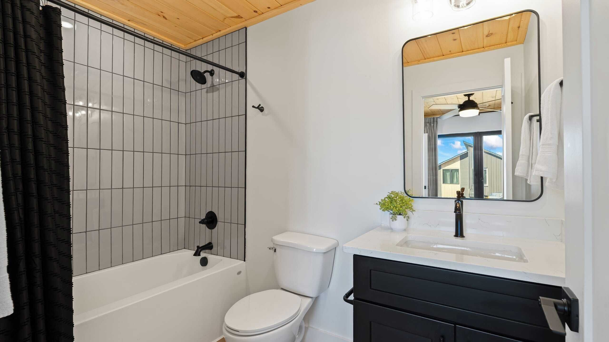 Une salle de bain avec une baignoire, des toilettes et un lavabo.