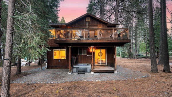 Cozy Tahoe Retreat W/ Hot Tub, Movie Room & Forest Views 10th Ave 2 By Avantstay - Lake Tahoe