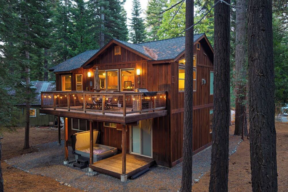 Cozy Tahoe Retreat w/ Hot Tub, Movie Room & Forest Views 10th ave 2 by Avantstay - Meeks Bay