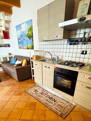 Micro-ondes, four, plaque de cuisson