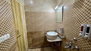 Ducha, artículos de tocador gratuitos, toallas, jabón