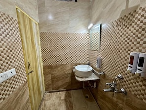 Een douche, gratis toiletartikelen, handdoeken, zeep