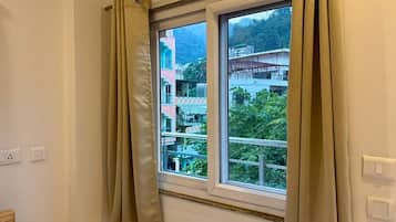 Escritorio, espacio para trabajar con laptop y wifi gratis