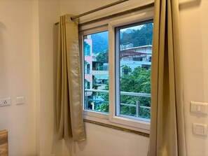 Desk, laptop workspace, free WiFi, bed sheets