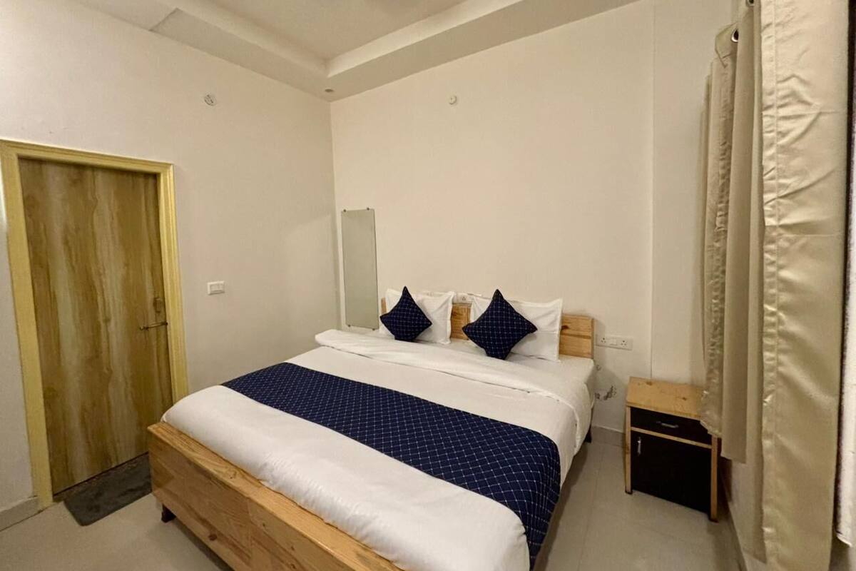 Comfort Room | Desk, laptop workspace, free WiFi, bed sheets