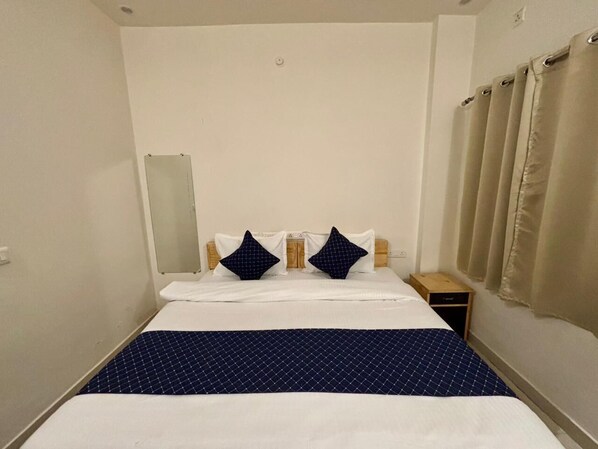 Comfort Room | Desk, laptop workspace, free WiFi, bed sheets