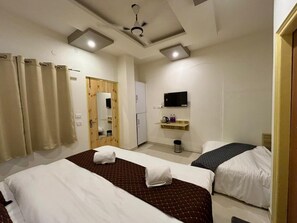 Family Room | Desk, laptop workspace, free WiFi, bed sheets