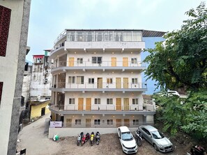 مواقف سيارات مجانية