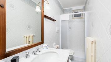 Douche, bidet, serviettes fournies, shampoing