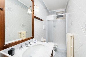 Douche, bidet, serviettes fournies, shampoing