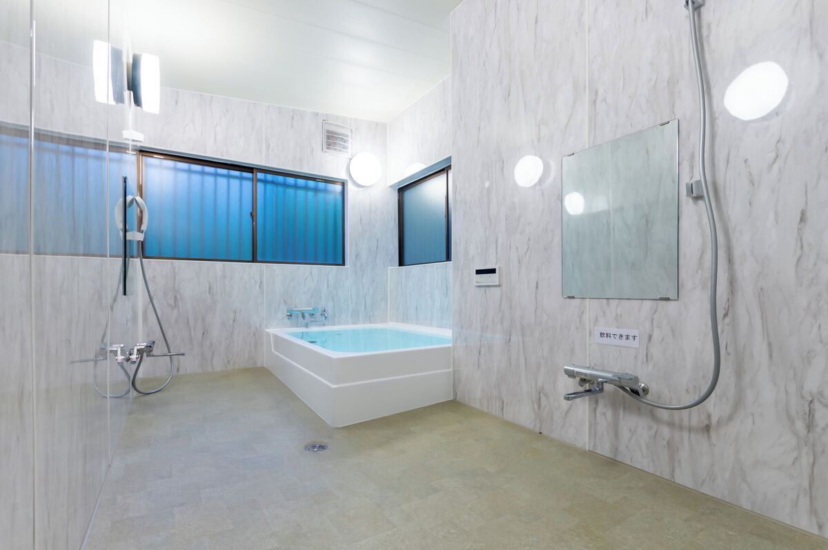 Perlengkapan mandi gratis, handuk, sampo, dan tisu toilet