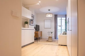 Een modern appartement met een keuken, een eethoek en een zithoek.