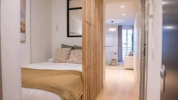 1 dormitorio, tabla de planchar con plancha, wifi y ropa de cama