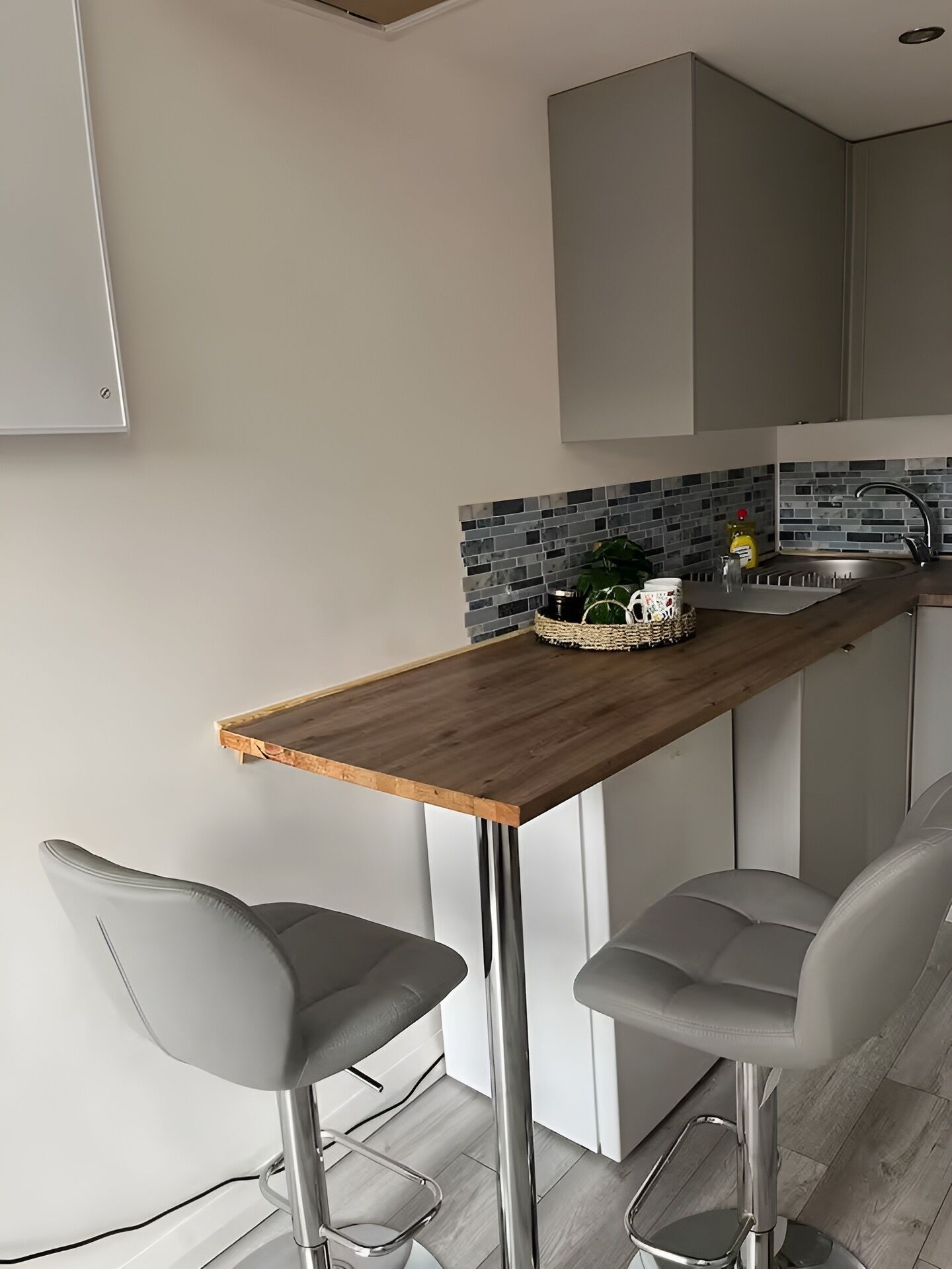 Kjøleskap, mikrobølgeovn, kokeplater og kaffekvern