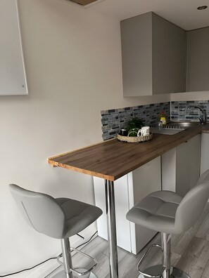 Réfrigérateur, four à micro-ondes, surface de cuisson, moulin à café