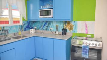 Kühlschrank, Mikrowelle, Herdplatte, Wasserkocher mit Kaffee-/Teezubehör