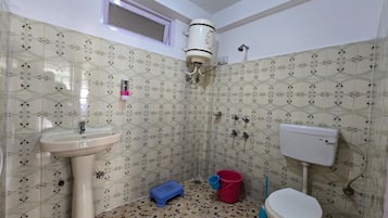 Ducha, artículos de tocador gratuitos, toallas, jabón