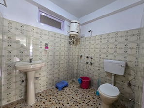 Shower, free toiletries, towels, soap