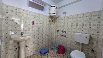 Deluxe Room, Mountain View | Bathroom | Shower, free toiletries, towels, soap