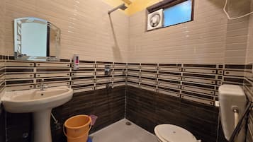Classic Room | Bathroom | Shower, free toiletries, towels, soap
