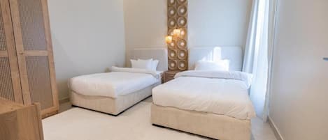 Apartamento superior, sacada, vista para o jardim | Cofres nos quartos, quartos à prova de som