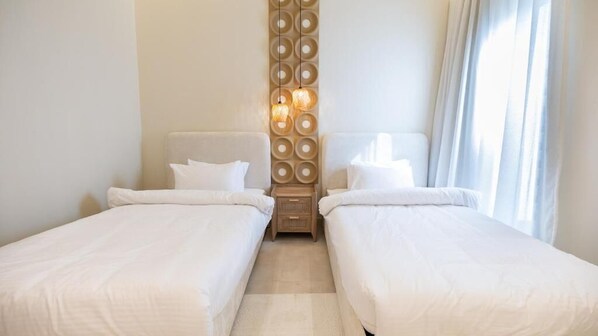 خزنة داخل الغرفة وتجهيزات عازلة للصوت ومكواة/لوح كي وواي فاي مجانًا