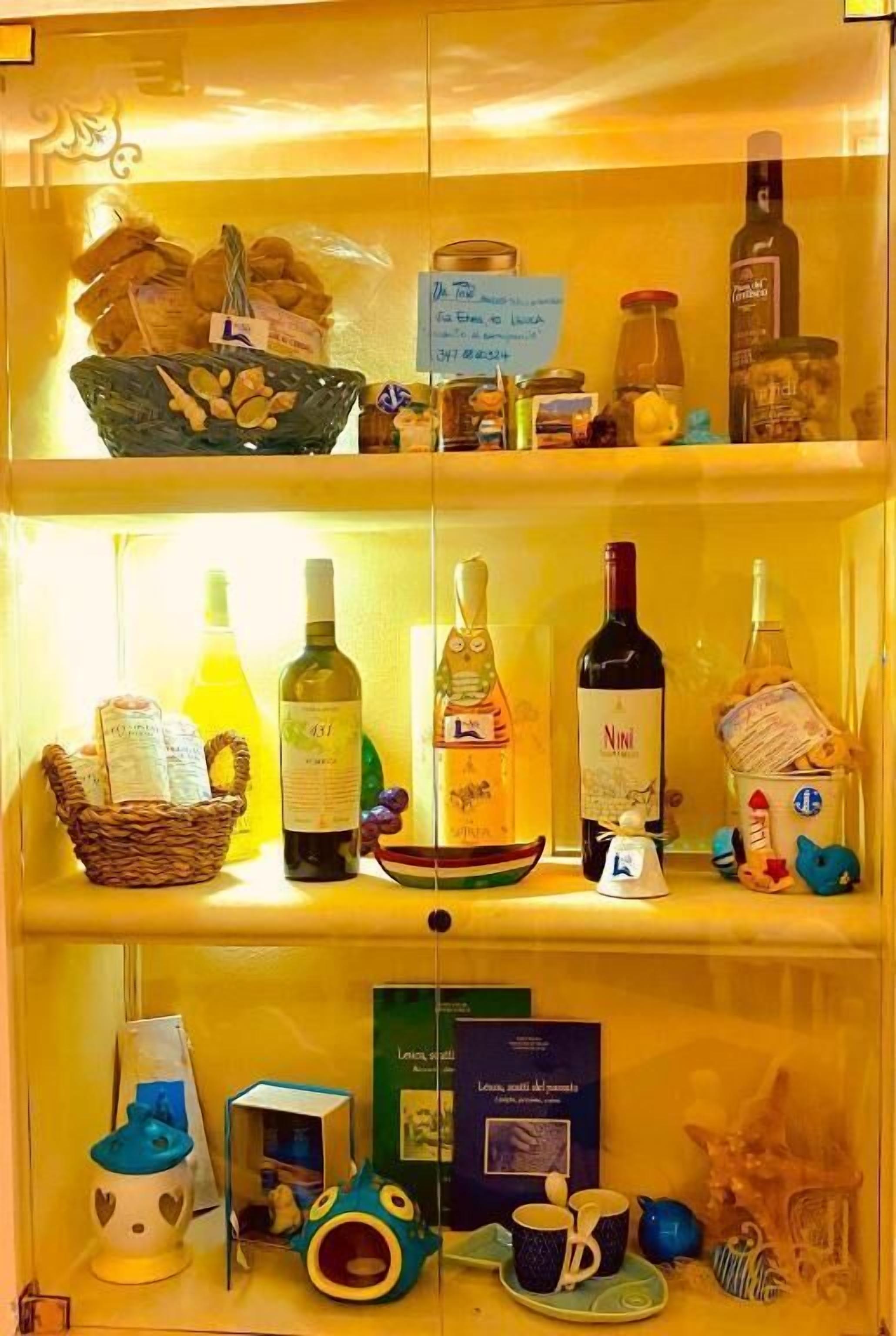 Eine Vitrine mit verschiedenen Lebensmitteln, Flaschen und Dekorationselementen.