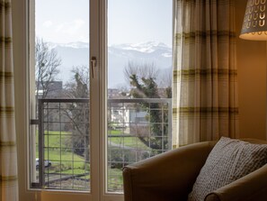 Habitación estándar con 1 cama doble o 2 individuales, vistas a la montaña | Escritorio y wifi gratis